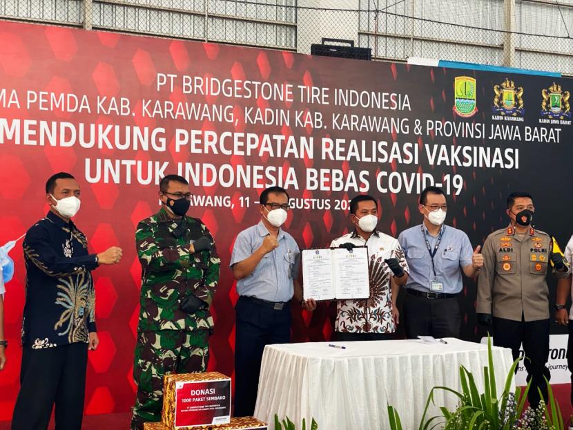 Penyerahan Donasi dari PT Bridgestone Tire Indonesia bagi warga yang membutuhkan bantuan.