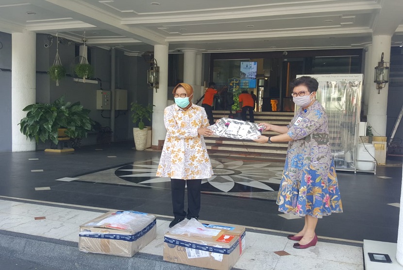 Penyerahan donasi dilakukan di Balai Kota Surabaya, Jumat (8/5) oleh Direktur dan CEO Siloam Hospitals Surabaya dr Maria Padmidewi, Sp.PK kepada Walikota Surabaya Tri Rismaharini, MT.