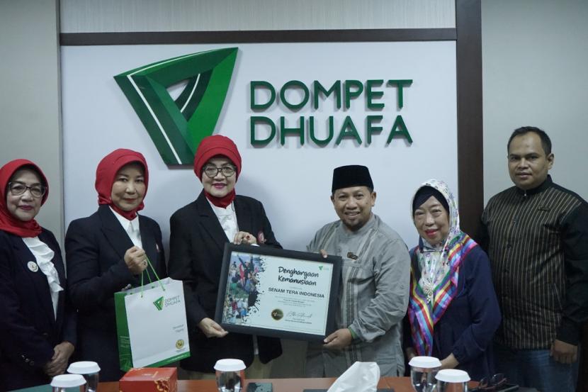 Penyerahan donasi kemanusiaan STI untuk korban gempa Cianjur, bertempat di Kantor Dompet Dhuafa, Gedung Philantrophy Warung Jati Barat Jati Padang, Pasar Minggu, Jakarta, Pada Rabu (26/1/2023). 