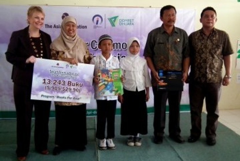 Penyerahan Donasi kepada Lembaga Pengembangan Insani Dompet Dhuafa (LPI-DD) dari The Asia Foundation (TAF) Indonesia.