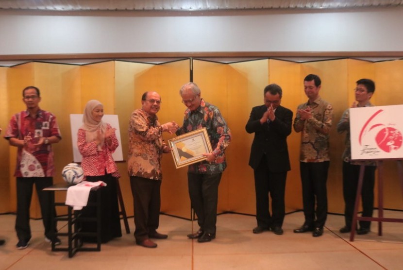 Penyerahan donasi secara simbolis dari Komite 60 Tahun Jepang-Indonesia kepada BAZNAS di Kantor Japan Foundation, Jakarta Selatan, Kamis (28/2). 