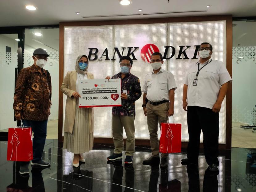 Penyerahan donasi secara simbolis oleh Bank DKI kepada Jakarta Tourism Forum untuk penanganan dampak bencana gempa Sulbar.