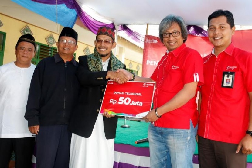 Penyerahan donasi Telkomsel ke Ponpes Assobariyyah, Sukabumi