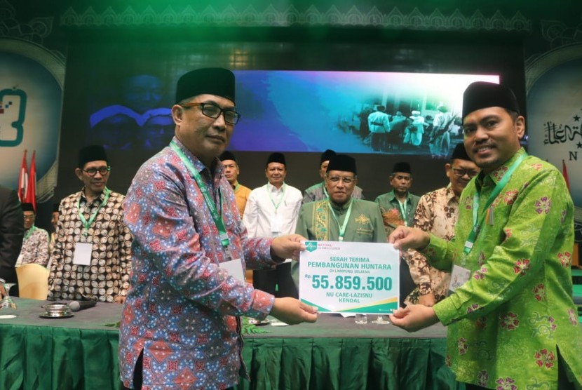 Penyerahan donasi untuk Program NU Peduli Banten dan Lampung di Jakarta Convention Center, Senayan, Jakarta, Kamis (31/1).