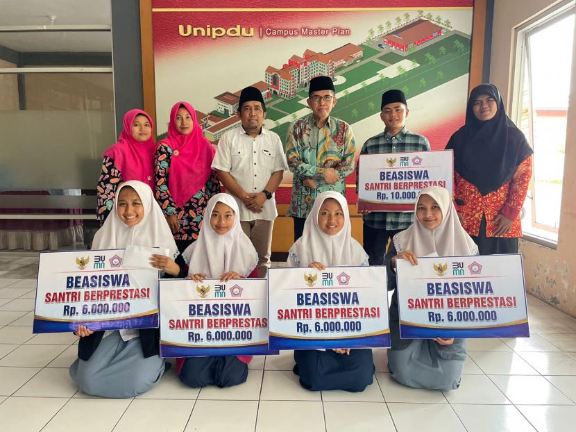 Penyerahan dukungan pendidikan dilakukan Yayasan  BUMN untuk Indonesia berlangsung di Jakarta, Rabu (26/10)/2022) dan secara simbolis diterima oleh KH Drs. M. Za
