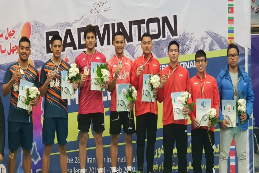 Penyerahan gelar juara ganda putra kejuaraan 28th Iran Fajr Badminton International Challenge 2019.