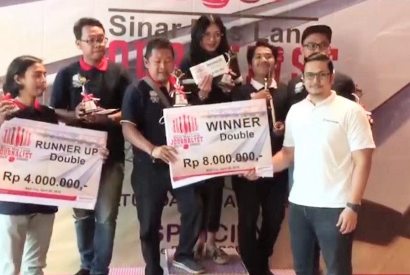 Penyerahan hadiah dari salah satu kategori kompetisi boling yang diadakan Sinar Mas Land di arena boling Spin City, the Breeze, BSD City, Serpong (28/4).