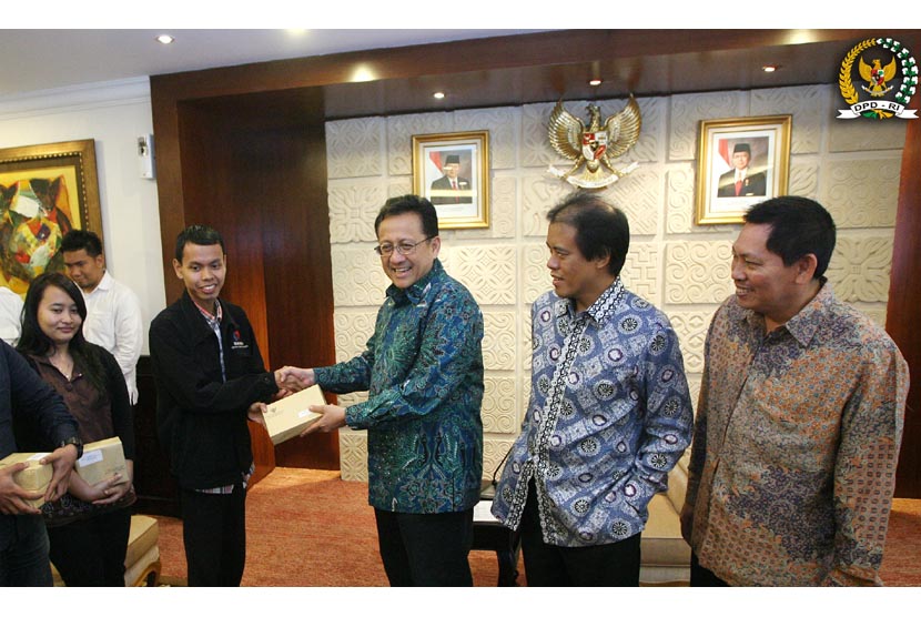  Penyerahan hadiah kepada pemenang lomba blogger DPD RI, Selasa (25 Juni 2013).