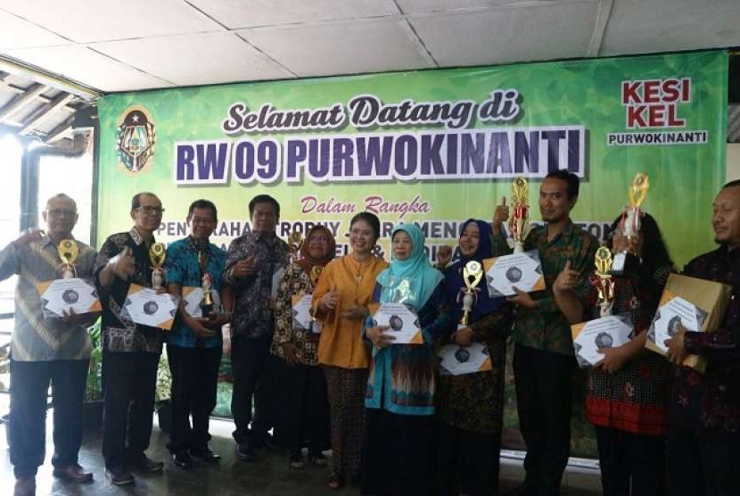 Penyerahan Hadiah Lomba Gentongisasi di Pendopo Purwojinantan, RW 9, Kelurahan Purwokinanti.