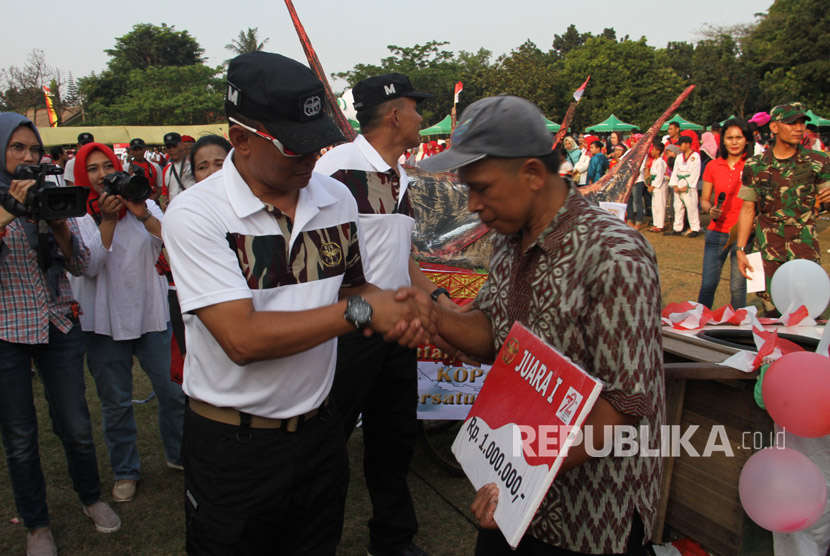 Lomba Tarik Gerobak Meriahkan Hut Ke 72 Ri Di Kopassus Republika Online