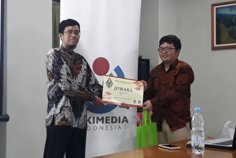 Penyerahan hadiah pemenang Wiki Mrebawani II. 