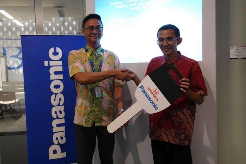 Penyerahan hadiah utama berupa 1 unit Mobil Honda Brio kepada pemenang utama Program Undian “Panasonic Lighting Untungnya Terang-Terangan bersama Carrefour”. 