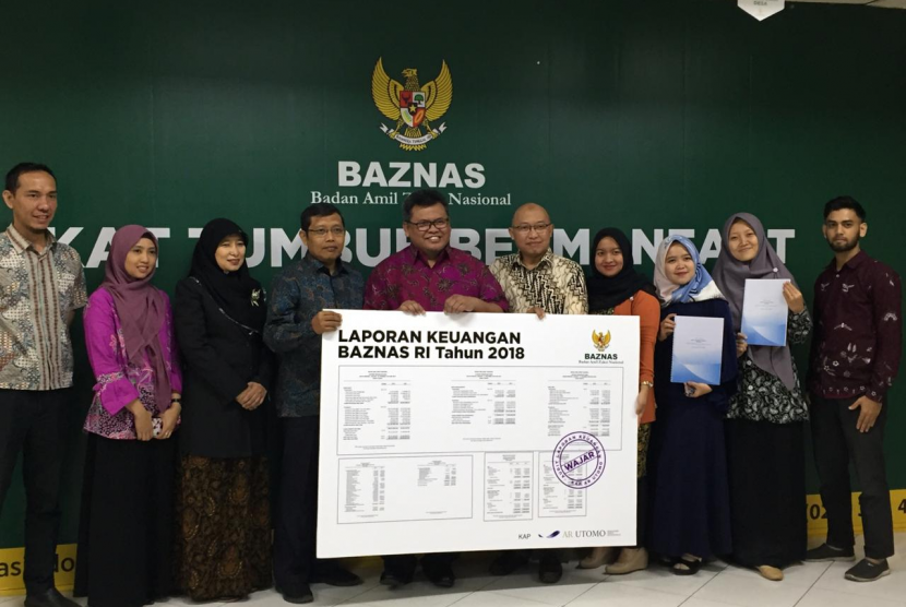 Penyerahan hasil audit Laporan Keuangan Badan Amil Zakat Nasional (Baznas) di Kantor Baznas, Jakarta Pusat, Kamis (11/7). 