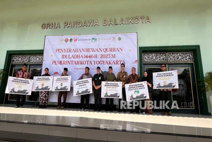 Penyerahan hewan kurban Idul Adha 1446 H Pemerintah Kota Yogyakarta di Kompleks Balai Kota Yogyakarta, Kamis (5/6/2025).