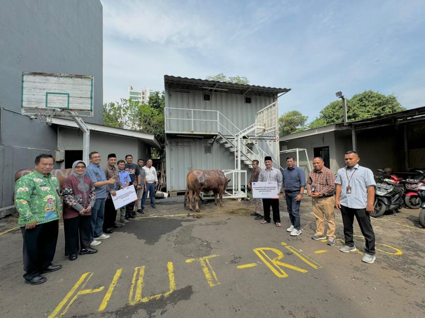 Penyerahan hewan kurban oleh BRI Insurance.