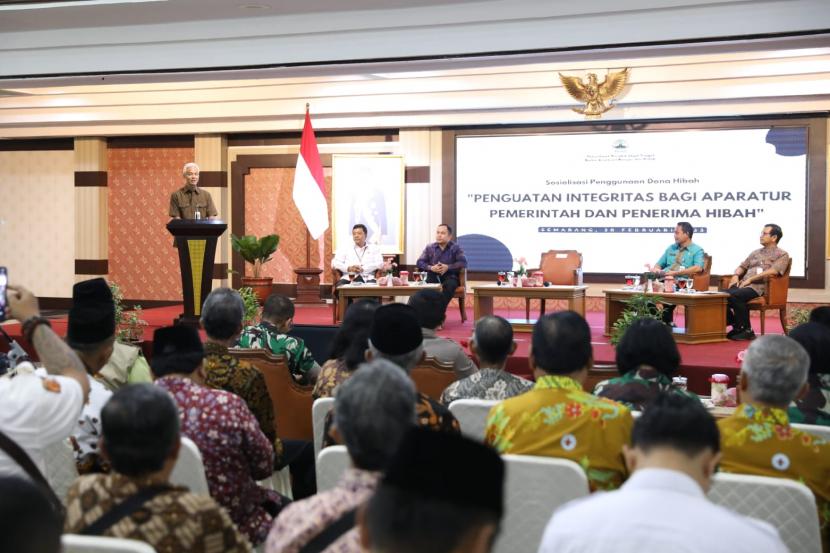Penyerahan hibah bidang sosial kemasyarakatan kepada ribuan ormas di Jawa Tengah, Selasa (28/2/2023). 