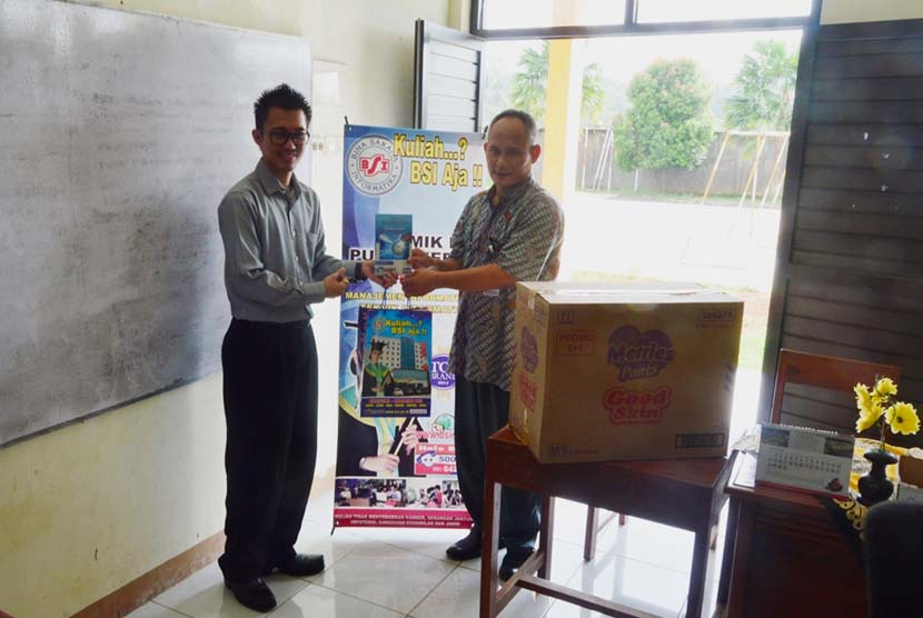 Penyerahan hibah buku secara simbolis oleh BSI Purwokerto kepada SMK Plus Tunas Bangsa Kebasen, Banyumas, Jumat (17/6/2016).