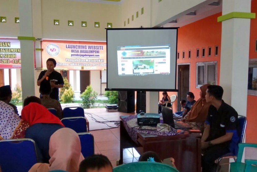 Penyerahan hibah dan peluncuran website Desa Jagalempeni oleh AMIK BSI Tegal, Rabu (22/2/2017).