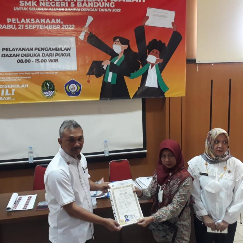 Penyerahan ijazah dari Kepala Bidang Pendidikan SMK Dinas Pendidikan Jabar, Eddy Purwanto pada orang tua lulusan SMKN 5 Bandung