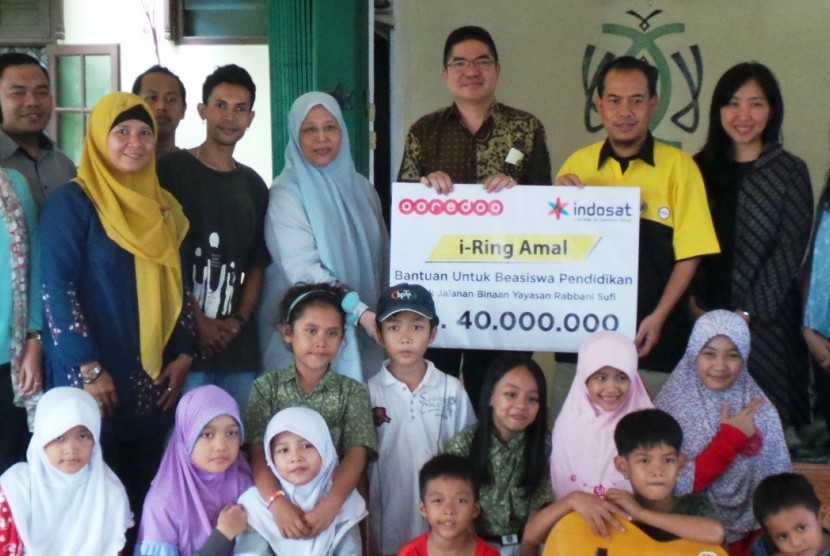 Penyerahan iRing Amal Indosat