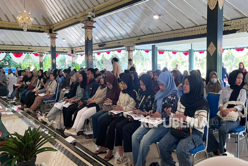 Penyerahan Jaminan Hari Tua (JHT) kepada ratusan karyawan yang terdampak PHK pascainsiden kebakaran PT MTG. 