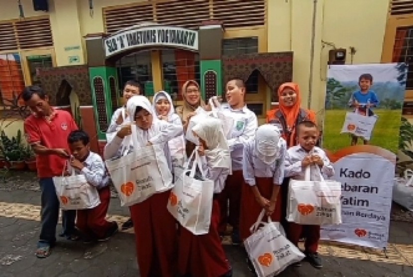  Penyerahan Kado Lebaran Yatim (KLY) dari Rumah Zakat kepada puluhan siswa-siswa penyandang disablitas netra di SLB Yaketunis Yogyakarta, Selasa (14/5). 