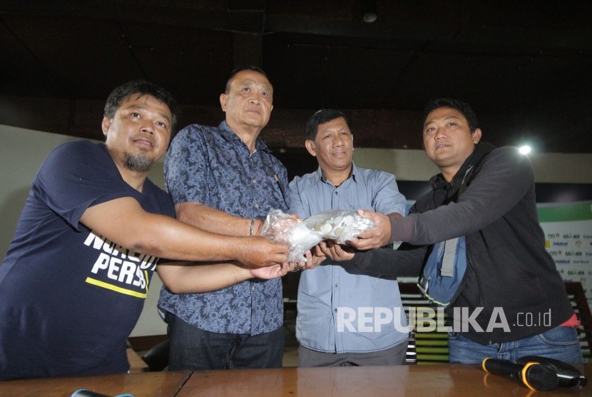 Penyerahan koin dari Bobotoh Viking untuk PSSI ke manajemen PT Persib Bandung Bermartabat (PT PBB), di Graha Persib, Kota Bandung, Rabu (27/9).