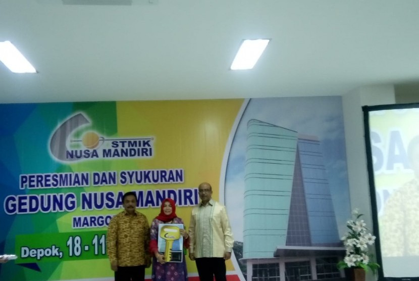 Penyerahan Kunci Gedung Nusa Mandiri dari Ketua Yayasan Indonesia Nusa Mandiri Sigit Swasono kepada Ketua STMIK Nusa Mandiri, Dr  Dwiza Riana.