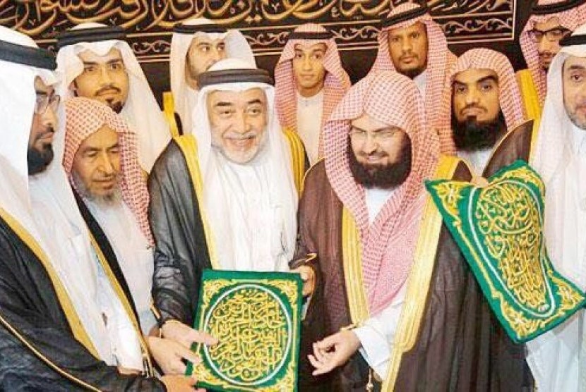 Penyerahan ‘Kunci Ka’bah’ dari Sheikh Abdul Qadir al-Shaibi dari Amir Makkah Pangeran Khalid al-Faisal. 