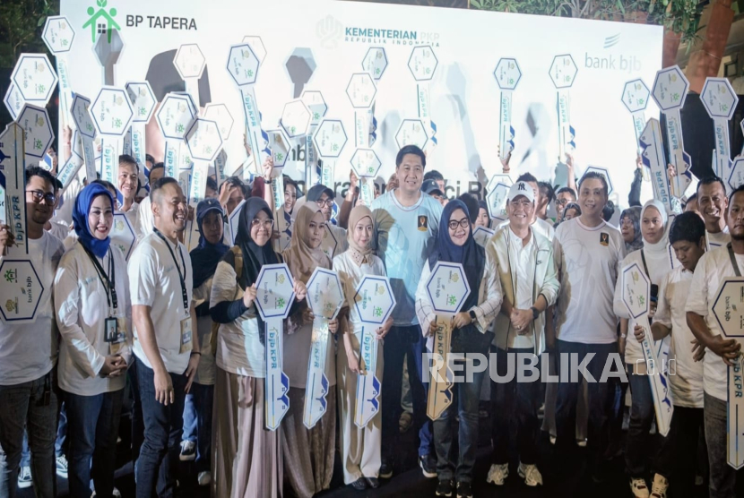 Penyerahan kunci secara simbolis oleh Menteri Perumahan dan Kawasan Permukiman Republik Indonesia Maruar Sirait, Sekretaris Daerah Provinsi Jawa Barat Herman Suryatman, Komisioner BP Tapera Heru Pudyo Nugroho, serta Direktur Utama Terpilih bank bjb Yusuf Saadudin kepada 100 debitur bank bjb.
