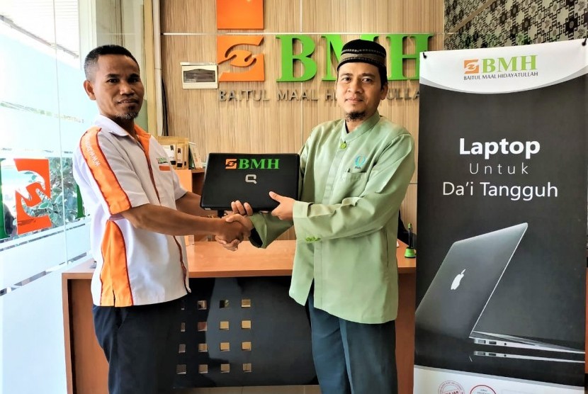 Penyerahan laptop dari BMH  Perwakilan Jawa Timur kepada Dai Tangguh.