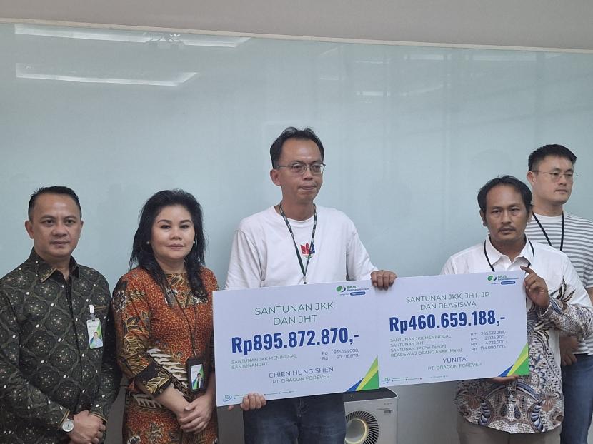 Penyerahan manfaat program BPJS Ketenagakerjaan untuk ahli waris karyawan PT Dragon Forever di Jakarta, Kamis (4/4/2024).