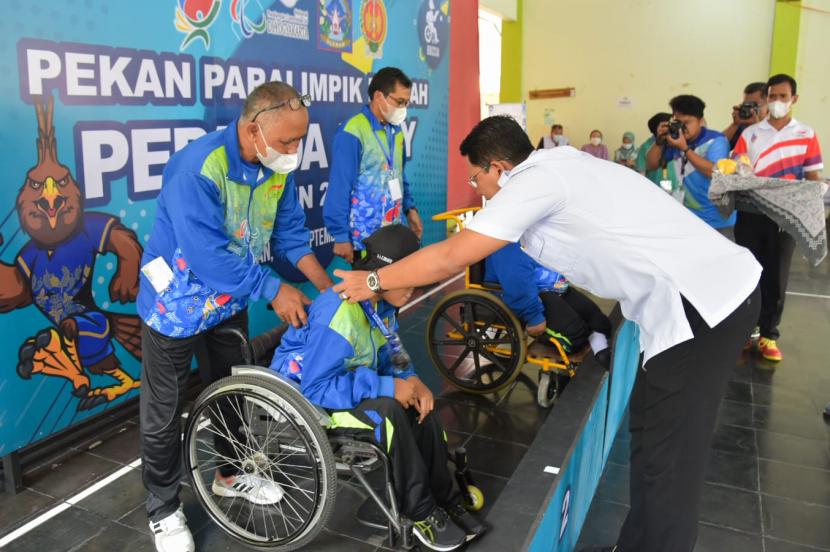 Penyerahan medali emas cabang olahraga boccia ajang Peparda DIY kepada kontingen Sleman.