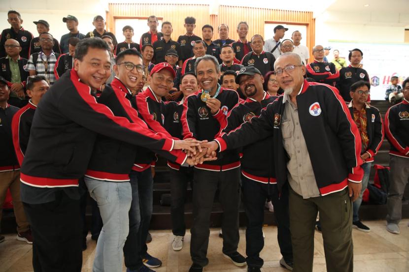 Penyerahan medali emas cabang sepak bola Pekan Olahraga Wartawan Nasional (Porwanas) 2022 dilakukan oleh perwakilan panitia pelaksana Porwanas 2022 Jawa Timur Dwi Budiono Setiawan (kanan) kepada Ketua SIWO DKI Jakarta Fitriyanto (ketiga kanan).