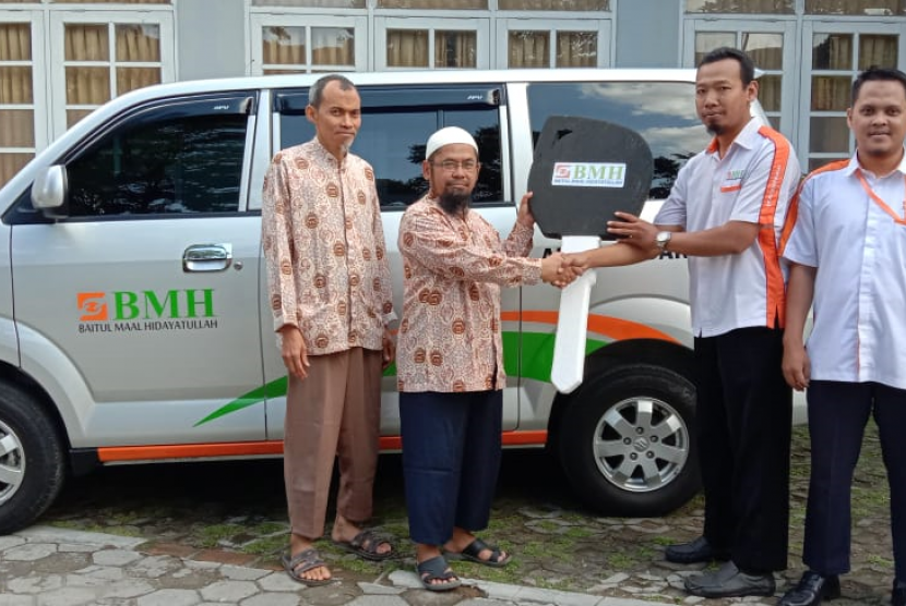 Penyerahan mobil dakwah oleh BMH Yogyakarta kepada Hidayatullah DI Yogyakarta-Jateng bagian selatan.