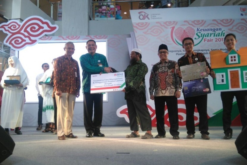 Penyerahan mock up simbolis kerja sama BNI Syariah dan Yayasan Assunah Cirebon oleh Direktur Utama BNI Syariah kepada Ketua Yayasan Assunah Cirebon tentang cash management dan  penggunaan produk lainnya. 
