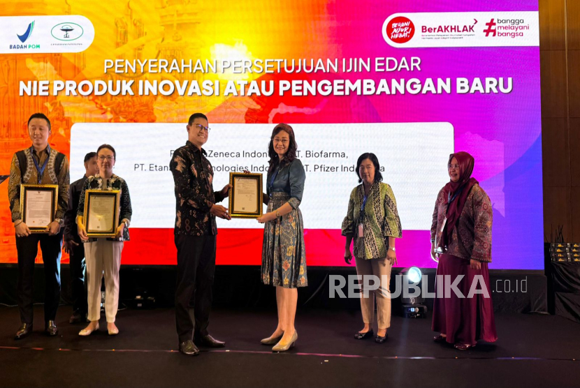 Penyerahan Nomor Izin Edar (NIE) dari Badan Pengawas Obat dan Makanan (BPOM) ke Bio Farma