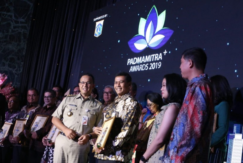 Penyerahan Padmamitra+ Award 2019 ini dilaksanakan di Balai Agung, Balai Kota DKI Jakarta, Selasa (5/11). Award tersebut diserahkan oleh Gubernur DKI Jakarta Anies Baswedan kepada Direktur Bisnis Konsumer BNI Anggoro Eko Cahyo. 