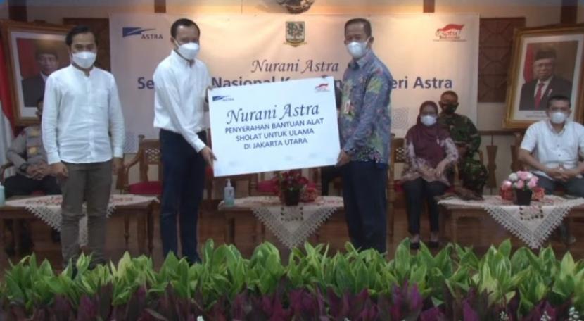 Penyerahan paket sembako dari Nurani Astra kepada Wali Kota Jakarta Utara Ali Maulana Hakim di Jakarta, Kamis (6/5). 