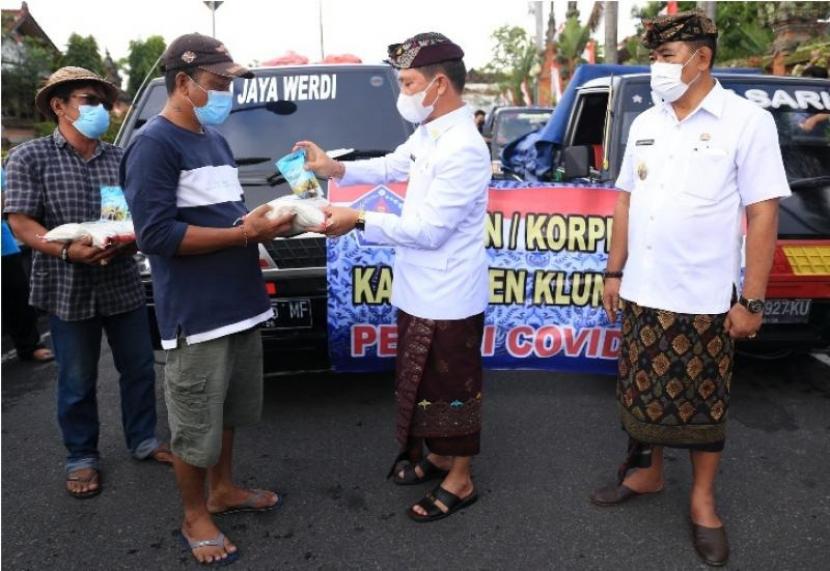 Penyerahan paket sembako kepada warga Klungkung, Rabu (18/8).