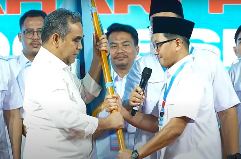 Penyerahan pataka MPI dari Ketua Majelis Pembina Ahmad Muzani kepada Ketua Umum