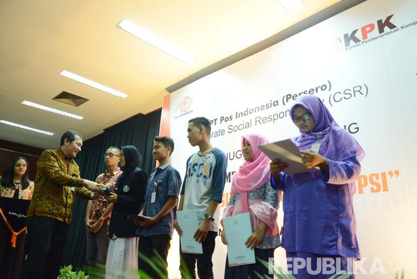  Penyerahan pemenang lomba menulis bertema Generasiku Melawan Korupsi oleh PT POS Indonesia (Persero) di Gedung Wahana Bakti Pos, Kota Bandung, Jumat (11/3).