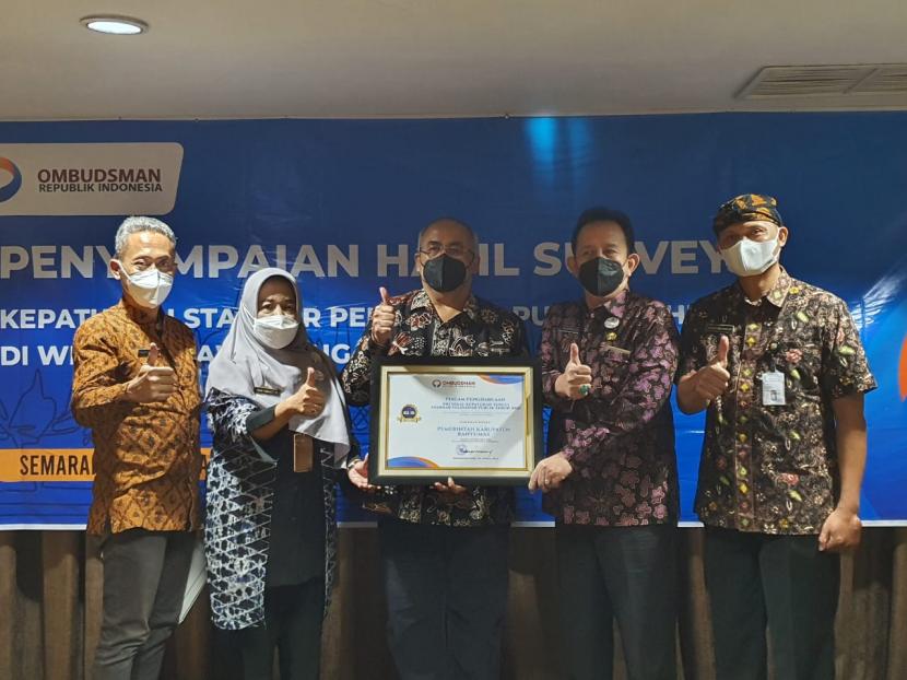Penyerahan penghargaan predikat kepatuhan tinggi standar pelayanan publik 2021 oleh Kepala Ombudsman Perwakilan Jateng Siti Farida kepada Sekda Banyumas Wahyu Budi Saptono, di Hotel Grand Edge Semarang.