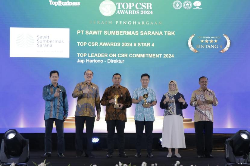 Penyerahan penghargaan Top CSR Award 2024 yang diberikan kepada PT Sawit Sumbermas Sarana.