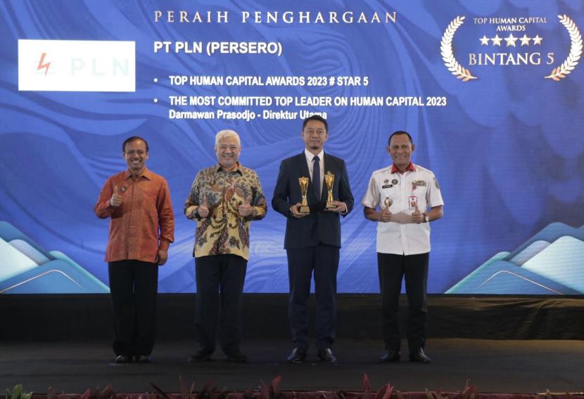 Penyerahan penghargaan Top Human Capital Awards 2023 Star 5 kepada Direktur Utama PLN, Darmawan Prasodjo untuk kategori The Most Committed Top Leader on Human Capital 2023 yang diwakili oleh General Manager PLN Pusdiklat, Rio Adrianto (kedua dari kanan).