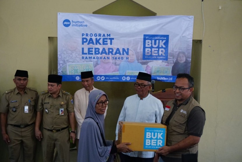 penyerahan penyaluran program paket lebaran secara simbolis oleh Human Initiative bersama Wali Kota Jakarta Utara di Masjid Al Jihad Masjid Al Jihad Damae 3 Koja Jakarta Utara, Senin (6/5). Acara tersebut diakhiri dengan buka puasa bersama.