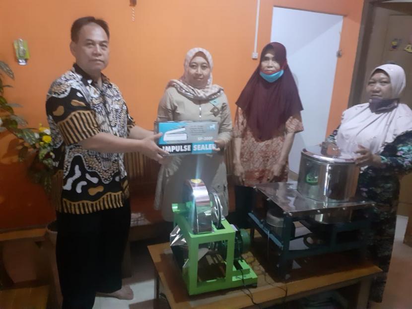 Penyerahan peralatan produksi pengolah makanan ringan kepada Kelompok Tani Wanita Mekar Usaha, Hargomulyo, oleh Ketua Tim Pengabdian Masyarakat UPN Veteran Yogyakarta.