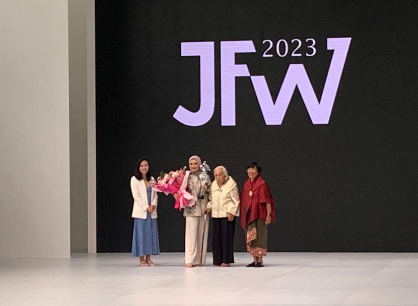Penyerahan Pia Alisjahbana Awards pada Pendiri Buttonscarves, Linda Anggrea, dalam perhelatan Jakarta Fashion Week (JFW) 2023, Jumat (28/10/2022). 