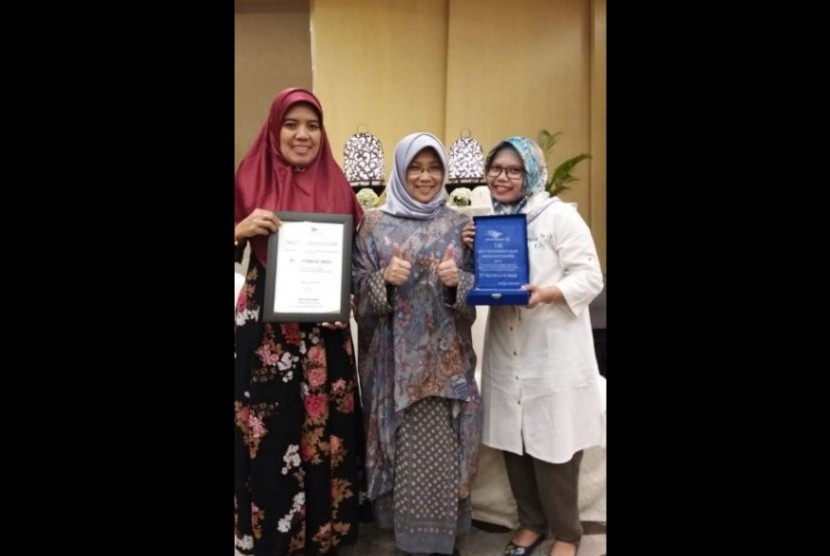  Penyerahan piagam dan plakat penghargaan Garuda Indonesia kepada NRA Travel disampaikan oleh Direktur Niaga Garuda Indonesia, Nina Sulistyowati (Tengah-Red)kepada Direktur Produksi NRA Travel, Jumiati Sunduseng (Kiri-Red)di Hotel Pullman, Jakarta Pusat, Selasa (15/5)
