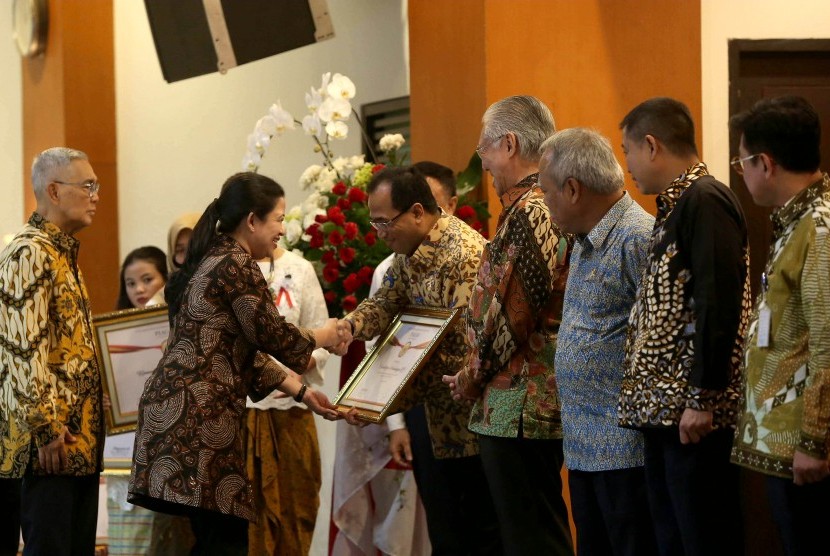 Penyerahan  piagam Penghargaan Prestasi Penyelenggara Lebaran 2017, 1 Syawal 1438 H. kepada Menteri/Lembaga (K/L) Pemerintah serta BUMN yang terlibat dalam menyukseskan penyelenggaraan Lebaran 2017. 